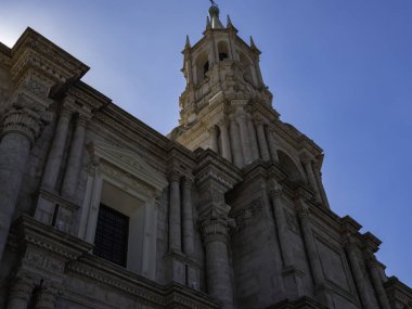 Arequipa Katedrali 'nin beyaz duvarları ve çan kulesi, Peru