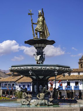 Eski Ana Meydan (Plaza de Armas). Meydanın ortasında eski bir imge olan Kral İnka Pachacutec çeşmesi var. Cusco, Peru - 09 / 03 / 2019