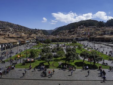 Geleneksel koloni mimarisi ile Ana Meydan 'ın (Plaza de Armas) havadan görünüşü. Dağ yamaçlarına dağılmış muhitler. Cusco, Peru.