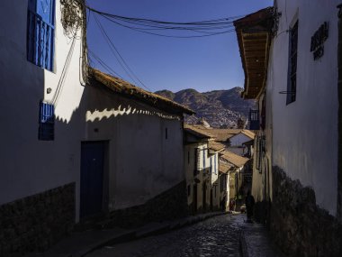 Peru 'nun eski Cusco semtinde dar ve kasvetli sokaklar. Cusco şehri, 12.08.2019