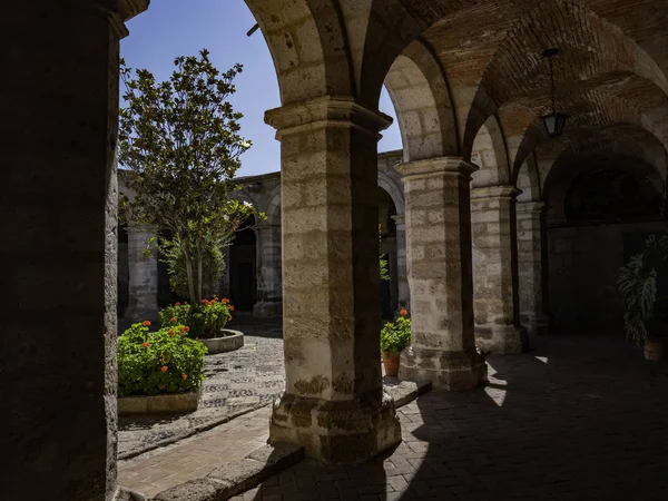 Cortile Interno Passaggio Stile Coloniale Con Archi Decorati Colonne Monastero — Foto Stock