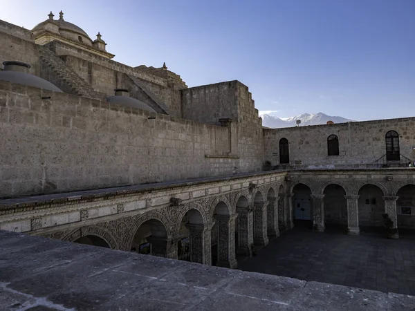 İspanyol sömürgesi tarzında beyaz bir kilise. The Manastır Church of The Company, Arequipa City, Peru - 08 / 29 / 2019