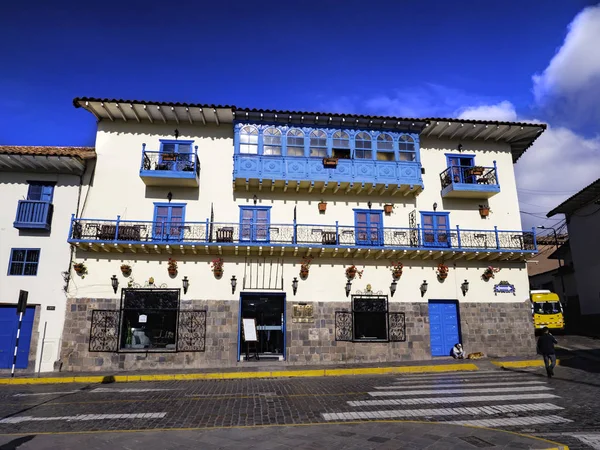 Geleneksel İspanyol tarzıyla Regocijo Meydanı 'nın etrafındaki evler. Mavi Porselenler, balkonlar ve beyaz duvarlarla kontrastlı kapılar. Cusco Şehri, Peru.