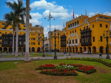 Lima Büyükşehir Belediyesi 'nin (Lima Belediye Sarayı) yan görüntüsü. İspanyollar tarafından şehir merkezinde inşa edilen binaların etkisindeki parlak sarı renkler