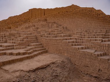Huaca Pucllana bir kil piramit tapınağıdır. Orta Lima, Peru 'nun Miraflores ilçesinde yer alır.