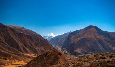 İnkalar 'ın kutsal vadisi Urubamba Vadisi' ndeki dağ sırasına ve kanyona bakıyor. Peru 'nun Cusco bölgesinde yer almaktadır.