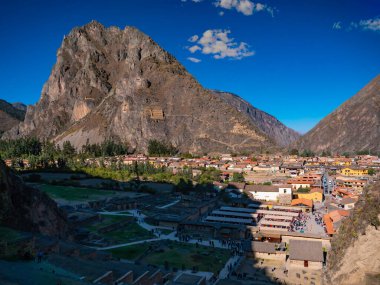 Ollantaytambo İnka harabeleri. Urubamba vadisinden eski Ollantaytambo köyüne, Cusco bölgesine, Peru 'ya.