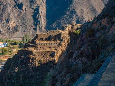Peru, Ollantaytambo 'daki Teraslı İnka Kalesi ve Temple Hill. Bölgeyi fetheden İmparator Pachacuti 'nin kraliyet malikanesi..