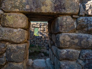 Antik kale. Büyük taş bloklardan yapılmış evler ve pencereler. Machu Picchu Arkeoloji Bölgesi, Cusco Bölgesi, Peru. 