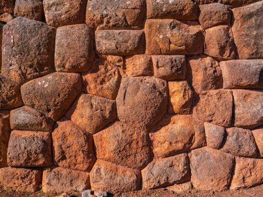 Chinchero 'nun antik İnka duvarının taşları. Taşlar arasındaki mükemmel uyum örneği. Chinchero Kasabası, Peru