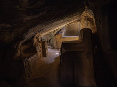İnka harabeleri. Peru 'daki Qenqo Cusco Arkeoloji Parkı' nda antik İnka törenleri için kullanılan yeraltı mağarası.