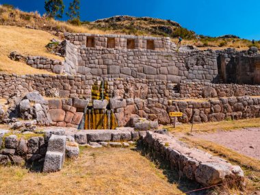 Mimarlık ve eski İnka inşaatları. Peru 'nun Cusco bölgesindeki Tambomachay Arkeoloji Bölgesi' ndeki Çeşmeler