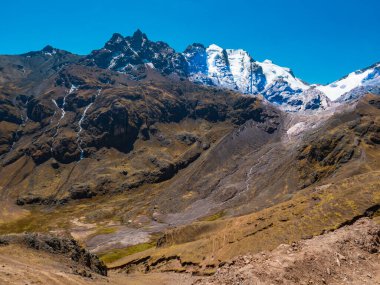 Vinicunca Vadisi 'ndeki manzara. Arkasında karlı dağlar olan And Dağları. Cusco Bölgesi, Peru