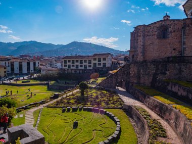 Santo Domingo Manastırı dışında, Korikancha Tapınağı (Coricancha), Cusco, Peru 'nun bahçeleri ve kalıntıları bulunmaktadır.