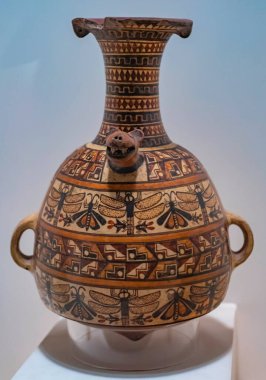 Moche ya da Mochica kültüründen gelen İnka hediyeleri için kil vazo. İnka ayinleri için kullanılan geleneksel motiflerin (hayvanlar, bitkiler ve böceklerin) çizimlerine sahip kap. Larco Müzesi, Lima Şehri 