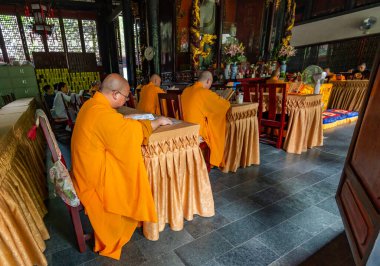 Turuncu cüppeli keşişler tapınakta ders çalışıyor. Wenshu Manastırı, Chengdu Şehri, Çin