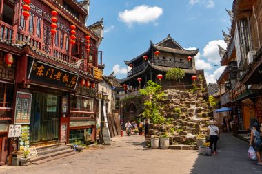 Çin 'in Hunan bölgesindeki Fenghuang Antik Kasabası' nın doğu kapısındaki eski gözetleme kulesine erişimi olan köy sokağı.