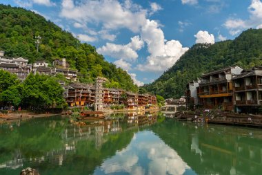 Wanmingta Pagoda ile birlikte nehir kenarı Tuojiang Nehri 'nde gün batımı manzarası. Çin 'in Hunan bölgesindeki Fenghuang şehrinin geleneksel Çin manzarası.
