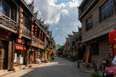 Eski kasabanın ıssız alışveriş caddesi. Geleneksel ahşap evler ve Fenghuang Antik Kenti, Hunan Bölgesi, Çin 'deki yerel dükkanlar