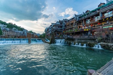 Eski kasabanın ıssız alışveriş caddesi. Geleneksel ahşap evler ve Fenghuang Antik Kenti, Hunan Bölgesi, Çin 'deki yerel dükkanlar