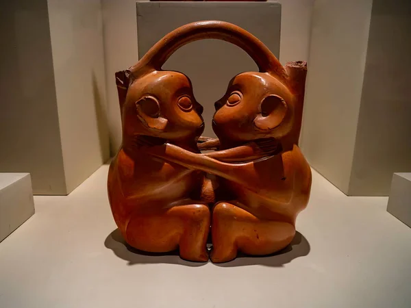 Pareja Monos Abrazados Antiguo Barco Peruano Utilizado Ceremonias Festividades Museo —  Fotos de Stock