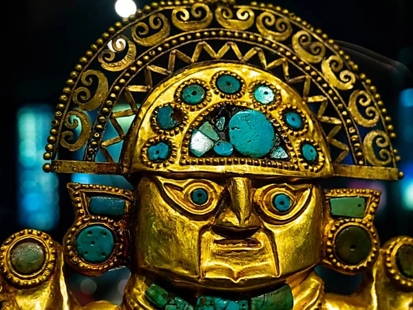 Altın Tumi gömülü değerli taşlarla. Ayinler için tıbbi bir araç ve nesne. Altın Müzesi 'ndeki Peru hazinesi (Museo del Oro), Lima, Peru