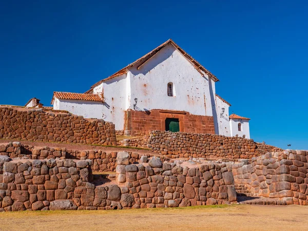 İspanyol sömürge kilisesinin cephesi İnka köyü, Chinchero Köyü, Peru 'nun üstüne inşa edildi.