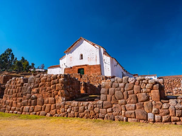 Önünde antik İnka duvarları olan İspanyol sömürge kilisesi, Chinchero Köyü, Peru