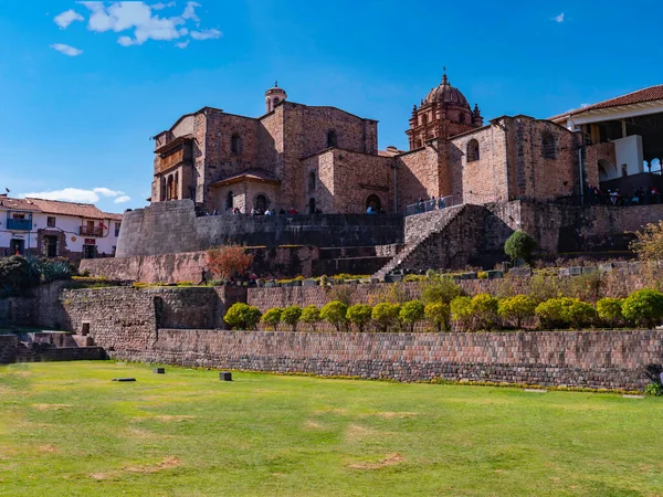 Qorikancha Tapınağı (veya Coricancha), şu anda Santo Domingo Manastırı. Antik inka kalıntıları üzerine inşa edilmiş bir İspanyol manastırı. Cusco, Peru