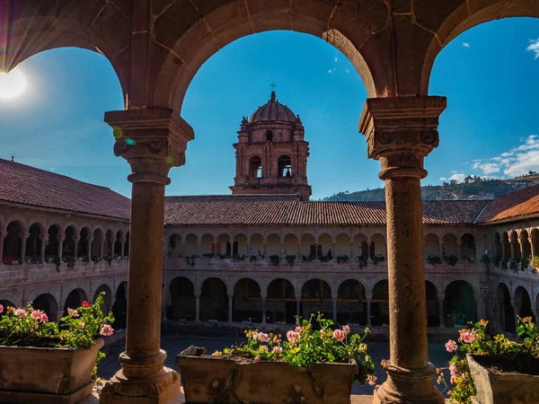 Geçidin kemeri, Peru 'nun Cusco şehrindeki Santo Domingo Manastırı' nın iç avlusunun manzarasını çerçeveler.