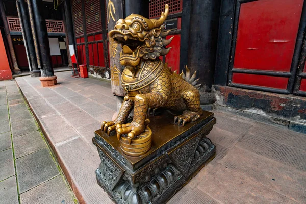 Qilin Heykeli. Aslan vücutlu bir hayvan, balık derisi ve geyik boynuzları. Efsanevi, toynaklı, kimerik bir yaratık. Wenshu Manastırı, Chengdu Şehri, Çin 