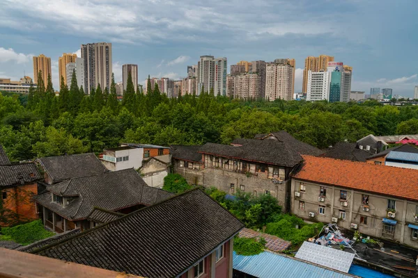 Bir yerleşim bölgesinde büyük binalar var. Çok yükseklikli eski binalar, Chengdu Şehri, Çin