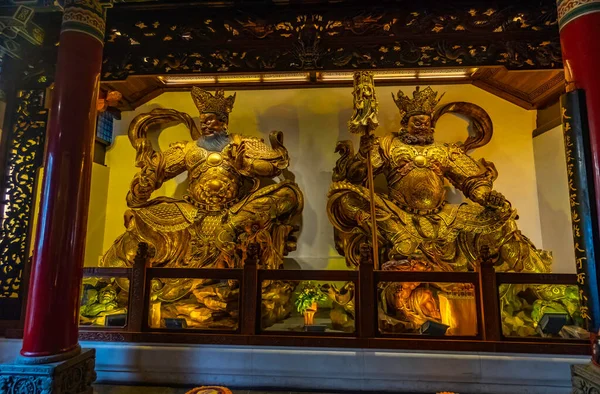 Çin tanrıları ve savaşçı heykelleri. Leshan 'daki Lingyun Tapınağı Dev Buda (Da Fo), Sichuan ili, Çin 