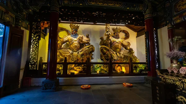 繊細な装飾と細部を持つ中国の戦士の地位は 寺院への入り口を保護します 楽山大仏の霊雲寺 ダFo 四川省 — ストック写真