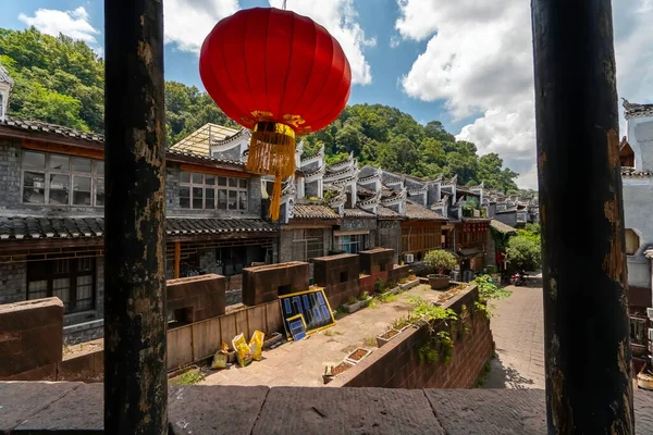 赤い提灯を持つ古い中国の伝統的な家のバルコニーからの眺め 路地と典型的な赤い装飾ランタンが高く評価されています 中国湖南省奉光古代都市 — ストック写真