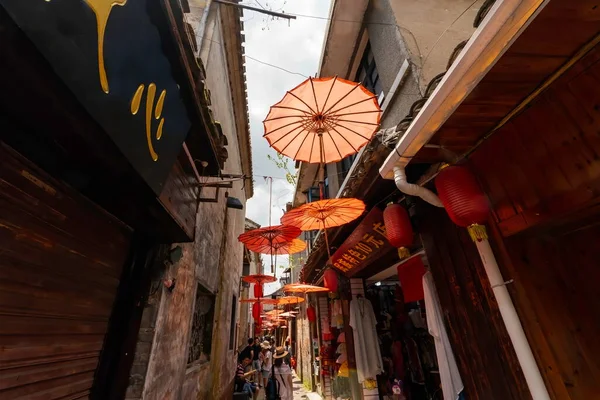 Chongde Hall Steeg Met Traditionele Chinese Rode Parasols Die Zon — Stockfoto