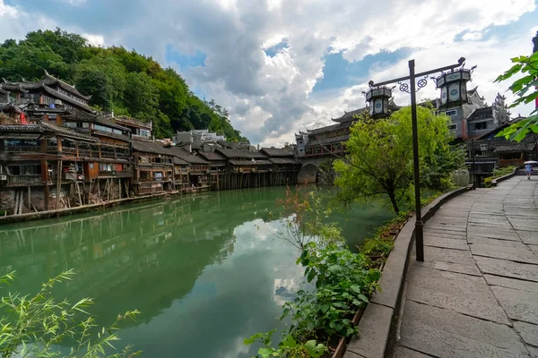 Eski kasabanın panoramik manzarası. Sokaklar, Çin 'in Hunan bölgesindeki Fenghuang Antik Kasabası sokaklarını aydınlatmak için orijinal kaldırım taşlarını ve geleneksel sokak lambalarını barındırıyor.