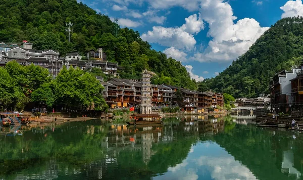Tuojiang Nehri kıyısında gün batımı. Yeşil nehrin renkli manzarası, Çin 'deki eski kasaba evleri ve Fenghuang' daki Wanmingta Pagoda, Hunan Bölgesi, Çin