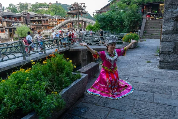 Lokaal Chinees Meisje Poseert Met Een Roze Jurk Traditionele Kleding — Stockfoto