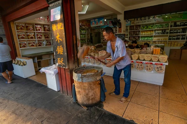 Anciano Una Tienda Tiene Molde Madera Con Que Prepara Dulce — Foto de Stock