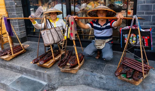 Vendedores Ambulantes Que Vendem Carne Porco Defumada Uma Delícia Gastronômica Fotografias De Stock Royalty-Free