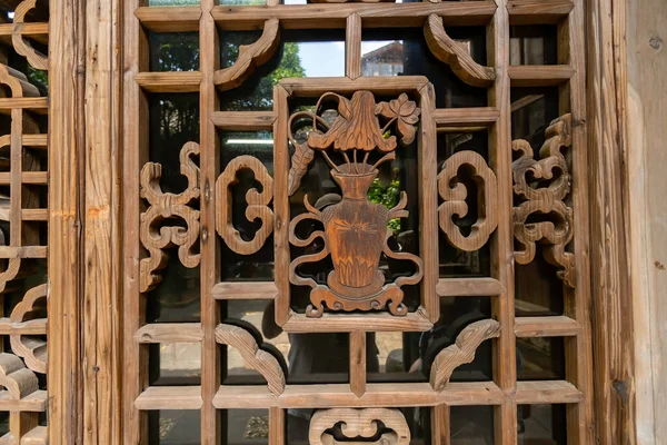 Vyřezávání Dřeva Okna Váza Květiny Kreslí Tradičním Okně Fenghuang Starověké Stock Fotografie