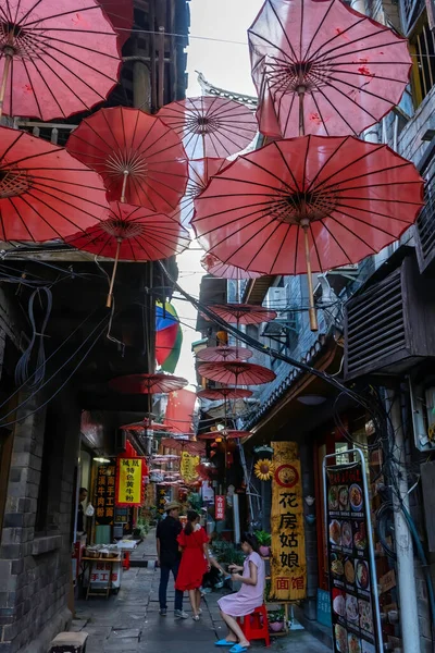 Ulice Pokrytá Červenými Deštníky Chrání Cestující Před Sluncem Fenghuang Starověké Royalty Free Stock Obrázky