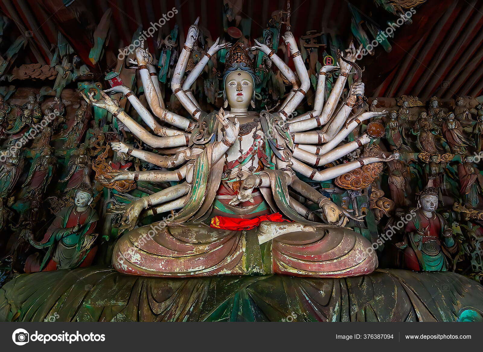 中国の佛像 木 24本の腕を持つ仏教の女神の素晴らしい古代の姿 中国山西省平遥旧市