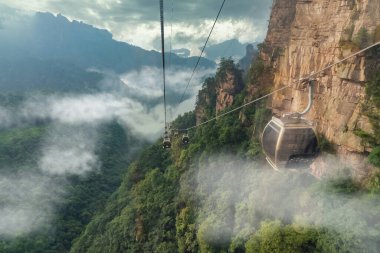 Yuanjiajie Sahne Bölgesi, Zhangjiajie Ulusal Parkı, Çin 'deki Tianzi Dağı ve Sarı Taş Kalesi' nden geçen kablo hattı (Huangshi Zhai)