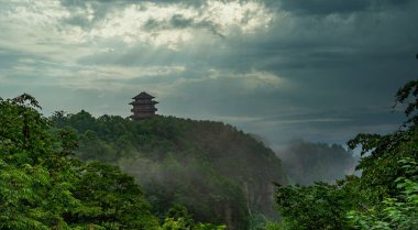 Fırtına günü. Gökyüzü Teaboard Kulesi (Tianzi Pavyonu), Tianzi Dağı zirvesi, Zhangjiajie Ulusal Parkı