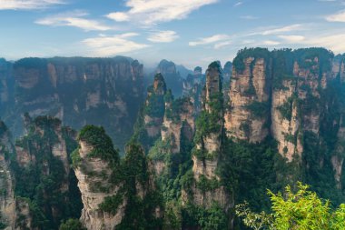 Kanyondan yükselen devasa sütun dağları. Sarı Taş Kale (Huangshi Zhai), Zhangjiajie Doğal Parkı, Hunan ili, Çin. 