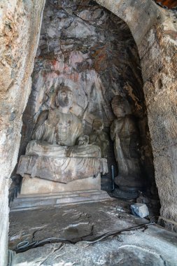 Bir mağaraya oyulmuş Buda heykeli. Wei stili mağara figürü Longmen Grottoes, Henan bölgesi, Çin