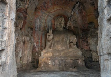 Bir mağaranın içine oyulmuş Buda heykeli. Kuzey Wei stili mağara Longmen Mağarası, Henan bölgesi, Çin