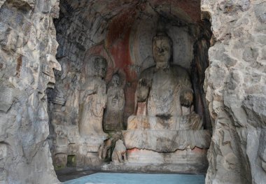 Pentad 'ın bir mağaradaki kayaya oyulmuş Buda heykeli. Kuzey Wei usulü mağara Longmen mağarası, Luoyang, Henan bölgesi, Çin
